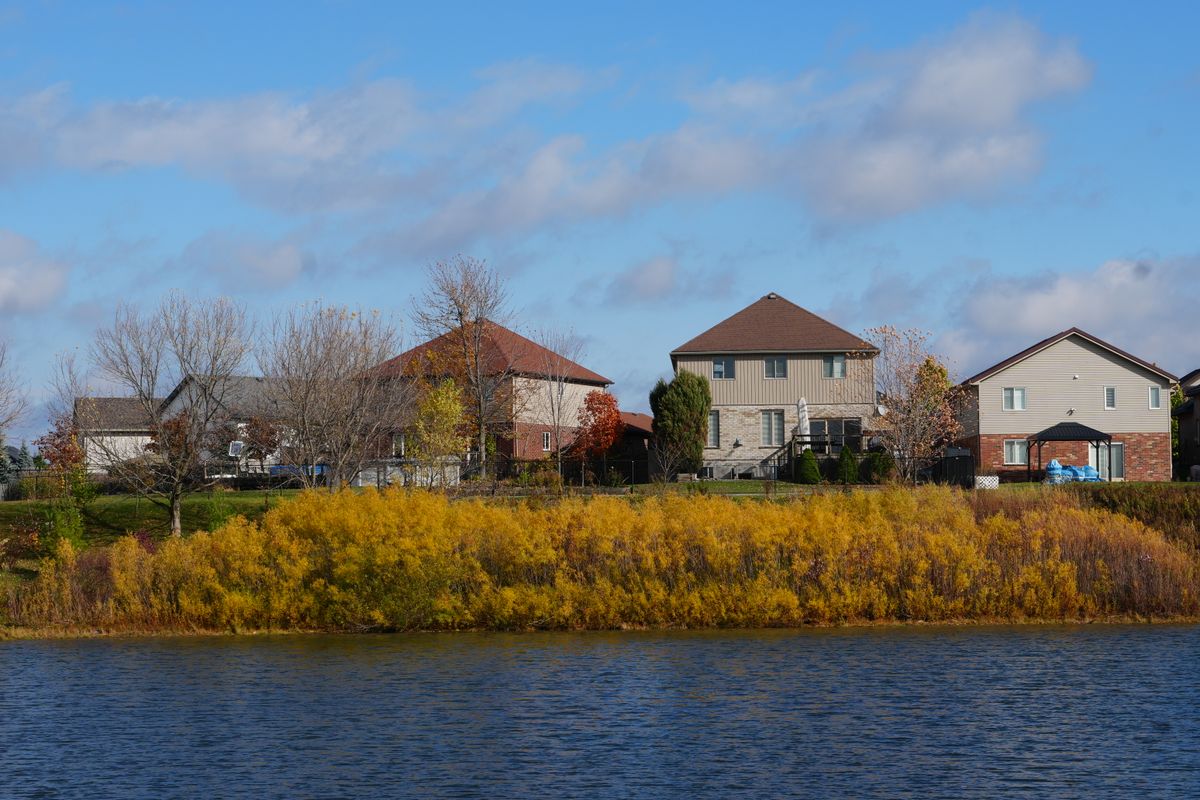 Lakeside homes in fall, a setting buyers weigh when comparing Apex vs Holly Springs